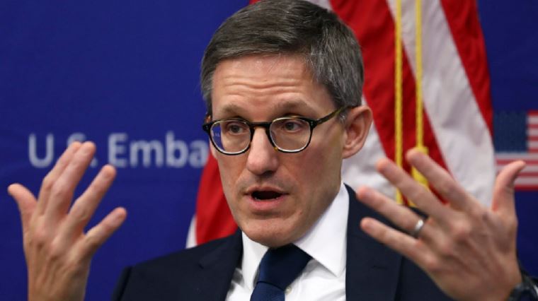 SHBA rithekson kërkesën për shtyrjen e konvertimit të targave të makinave në veriun e Kosovës