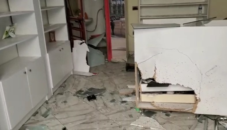 “Një person me kapuç e aktivizoi e u largua në këmbë”/ Detaje nga shpërthimi në Tiranë, pallati mbetet pa energji