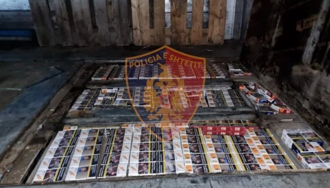 Kishte fshehur në kamion dhjetëra steka me cigare kontrabandë, arrestohet 44-vjeçari