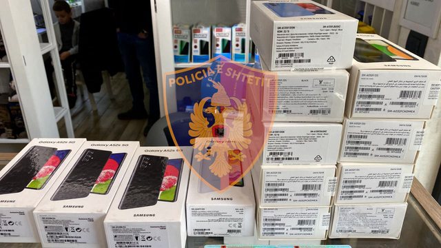 Sekuestrohen 21 telefona kontrabandë, vihet në pranga i riu 