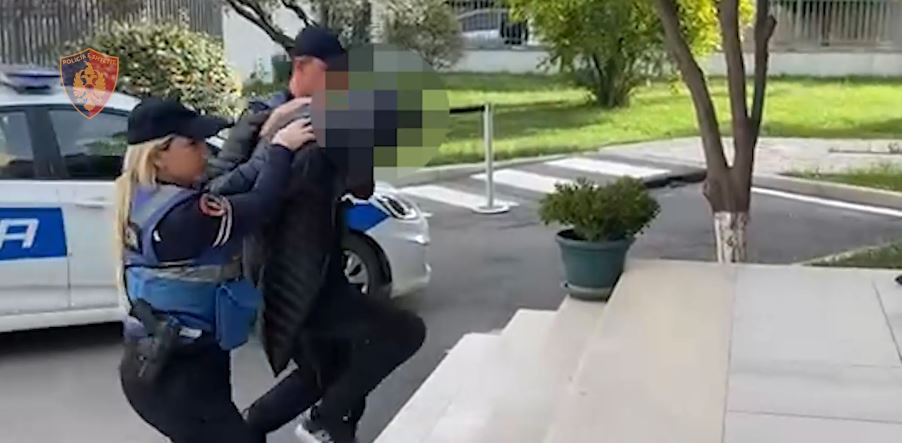 Pranga 44-vjeçarit në Durrës që lëvizte me armë zjarri, si tentoi t&#8217;i shpëtonte policisë duke u futur në lokalin e tij (VIDEO)