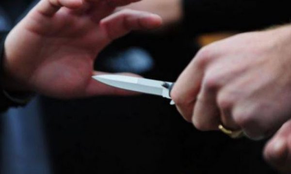 Plagoset me thikë një 21-vjeçar, arrestohet autori