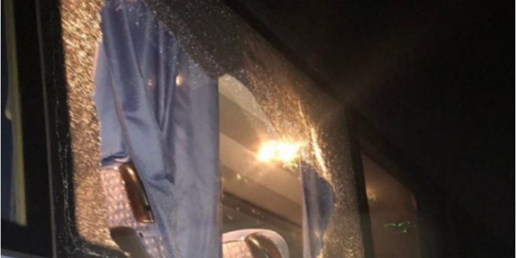 Dy serbë të maskuar sulmojnë autobuzin e linjës “Zvicër-Kosovë”