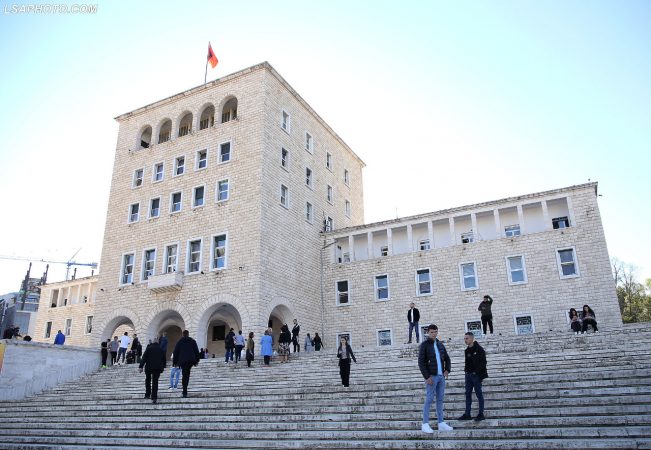 Protestë kombëtare, në orën 11:00 pedagogë e studentë mblidhen përballë “Politeknikut”