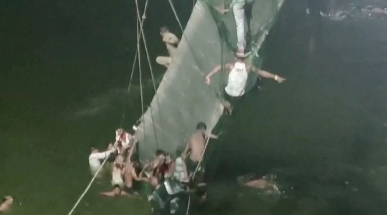 Rrëzimi i frikshëm i urës në Indi, mbi 100 të vdekur