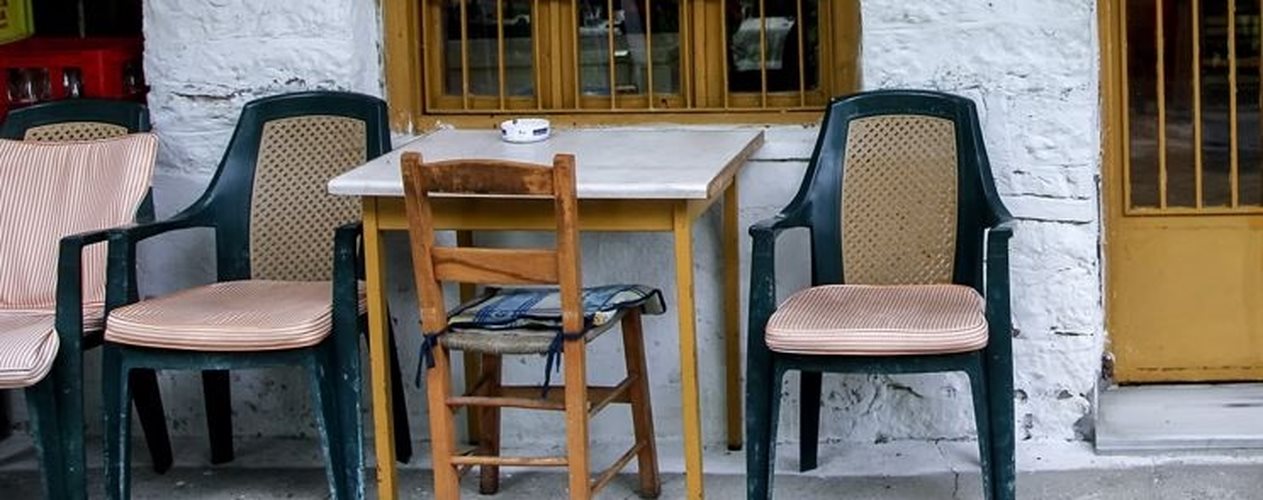 E rrallë në Greqi/ I moshuari fton bashkëfshatarët dhe i qeras në lokalin e fshatit, i fton në funeralin e tij dhe më pas vret veten