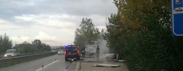 Marr flakë kamionçina në autostradë, ishte e ngarkuar me mobilje