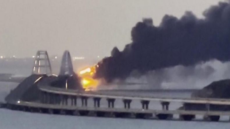 Shpërthen zjarr i madh në urën që lidh Krimenë me Rusinë, bllokohet kalimi