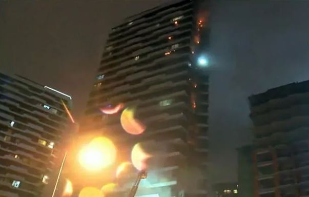 Kulla shumëkatëshe përfshihet nga flakët, zjarri i frikshëm arrin deri në katin e fundit (VIDEO)