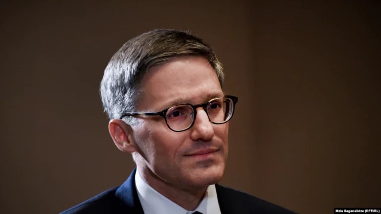 Këshilltari i DASH bisedon me Kurtin për shtyrjen e gjobave për targat