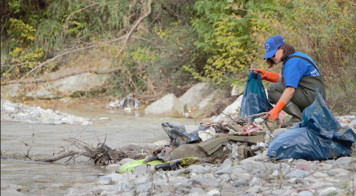 Aksioni i radhës i pastrimit i River CleanUp, largohen nga shtrati i lumit Zezë 1.2 ton inerte dhe plastikë (FOTO)