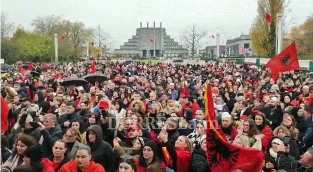 Komuniteti shqiptar në Belgjikë festë për 110-vjetorin e pavarësisë (VIDEO)