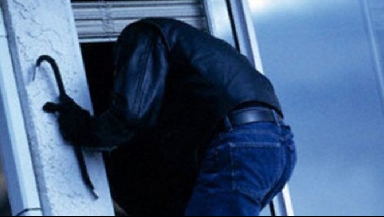 Vodhën në banesa dhe në ambiente të ndryshme në Lezhë dhe Laç, vihen në pranga 3 persona në kërkim