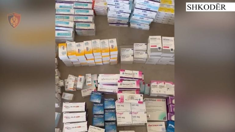 Ilaçe kontrabandë, në pranga farmacisti. Iu gjet dhe një armë gjahu