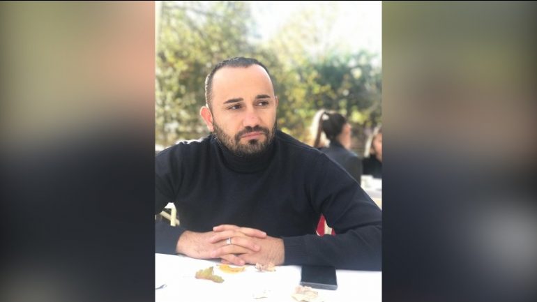 Dhunohet gazetari Adriatik Doçi