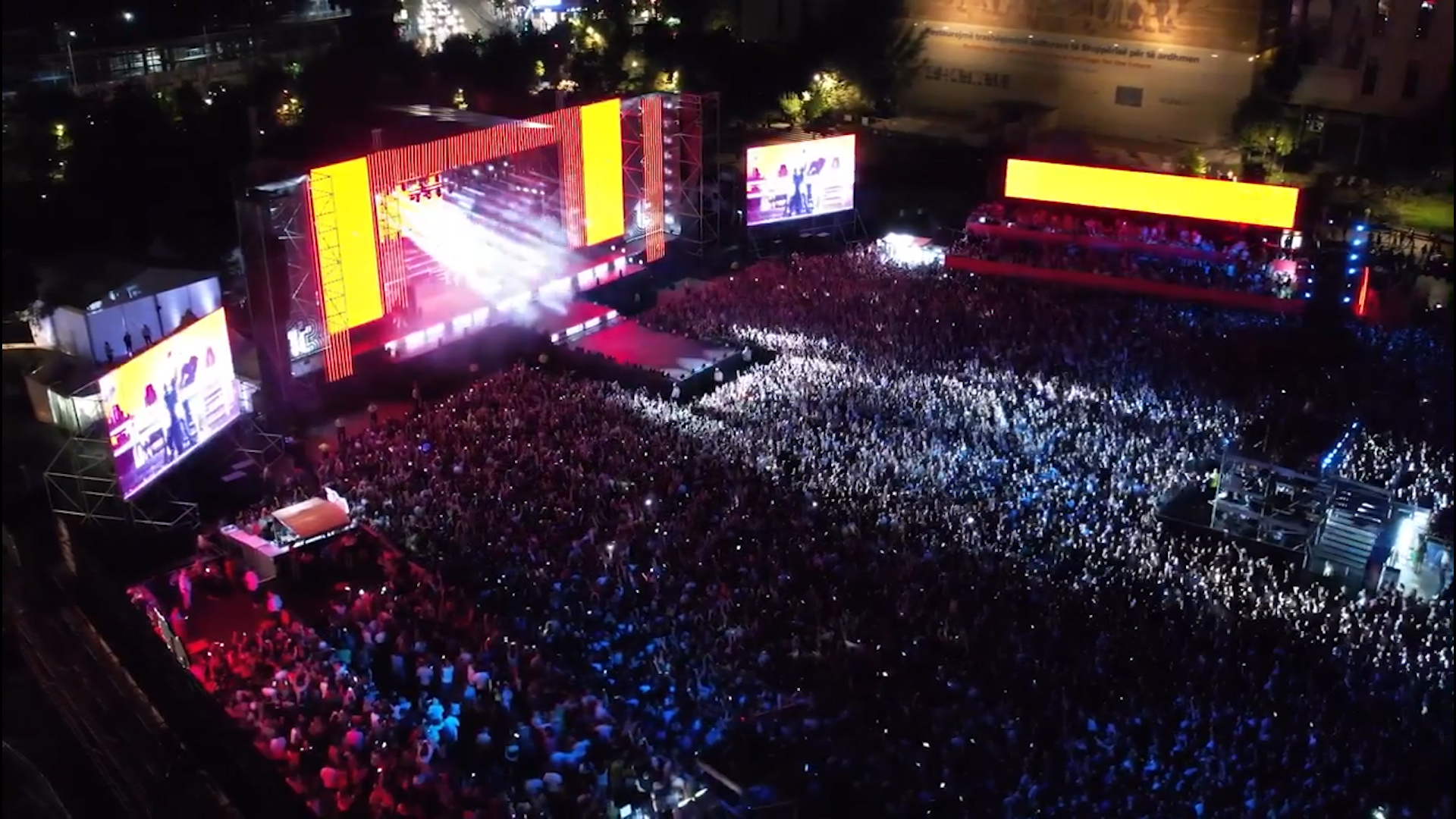 110-vjetori i Pavarësisë/ Festa kulmon në shesh me koncertin e Dua Lipës! Mijëra qytetarë sfidojnë temperaturat e ulëta