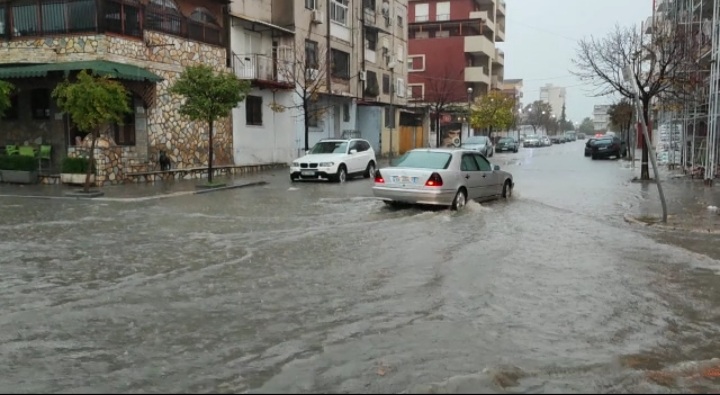 Rrugë të përmbytura dhe vështirësi në qarkullim, Durrësi zgjohet nën pushtetin e ujit (VIDEO)