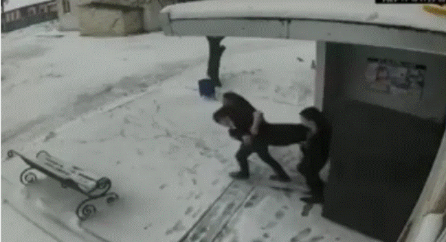 Video/ Familja e të riut rrëmben 18-vjeçaren me të cilën donte të martohej, sipas traditës mesjetare të ‘vjedhjes së nuses’