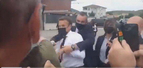 Pas vezës, Presidenti i Francës goditet sërish me shpullë në publik, këtë herë nga një vajzë (VIDEO)