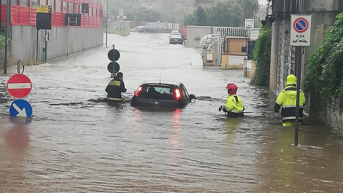 Moti i keq në shtetin fqinj: lumenj me ujë dhe baltë në rrugë (FOTO+VIDEO)