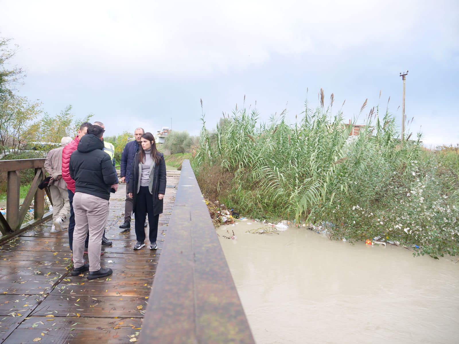 Sako monitoron zonat e rrezikuara nga lumi Erzen në Katund të Ri: Janë marrë të gjitha masat për të përballuar këtë gjendje