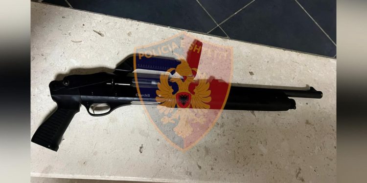 40-vjeçari kanos me armë dhe dhunon familjarët e tij, u shkatërron edhe makinat! Më herët iu kishte vjedhur…