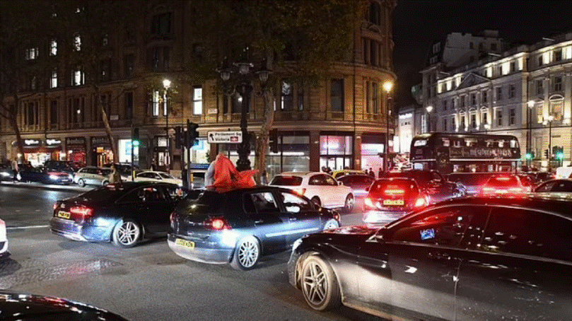 Londra pushtohet nga ngjyrat kuq e zi! Shqiptarët festojnë Pavarësinë me veshje tradicionale dhe makina luksoze (VIDEO)