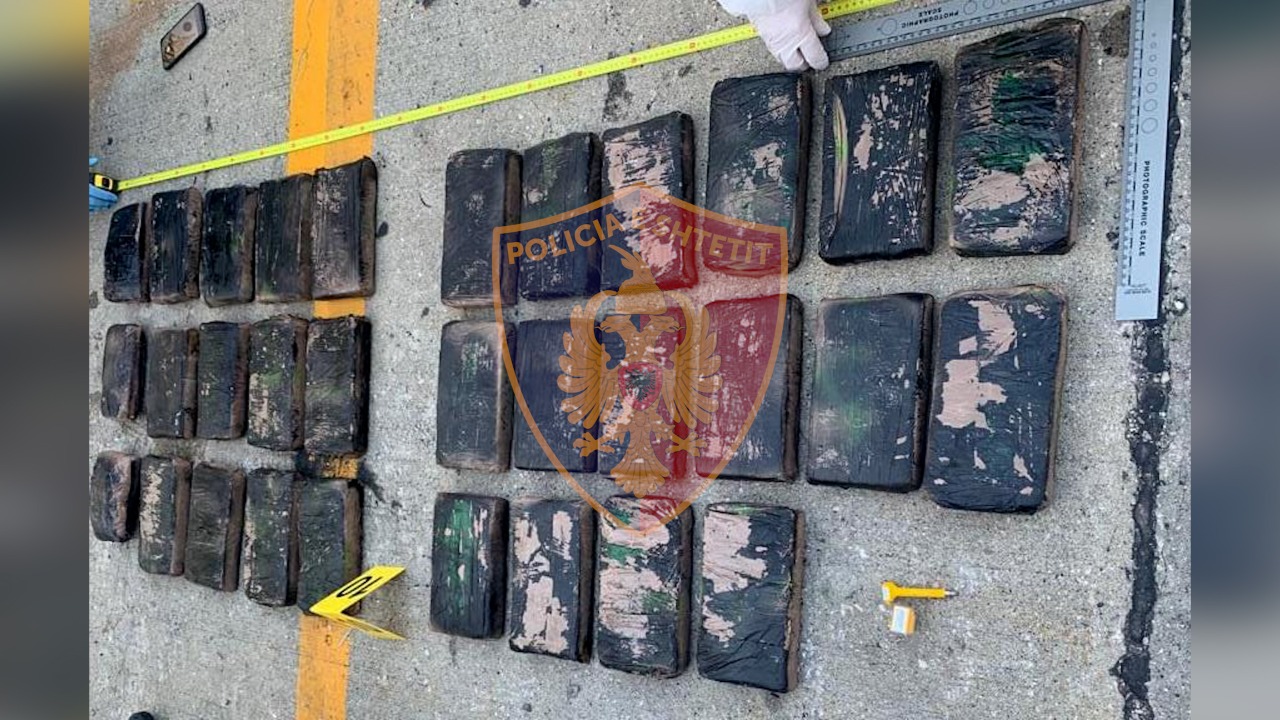 Kokaina mes bananeve/ Arrestohen 2 punonjës të skanerit në portin e Durrësit, pranga dhe administratorit të kompanisë, në kërkim presidenti