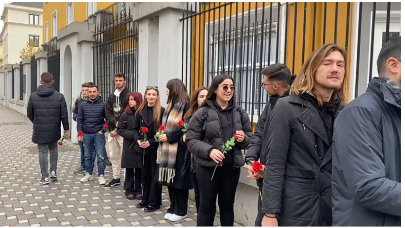 Studentët “homazhe” për degët e “vdekura” në universitete, vendosin dy pllaka varri para Ministrisë së Arsimit