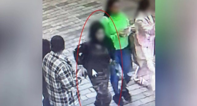 Del foto e gruas së dyshuar në shpërthimin e Stambollit, kamerat e kapën duke vendosur një pako