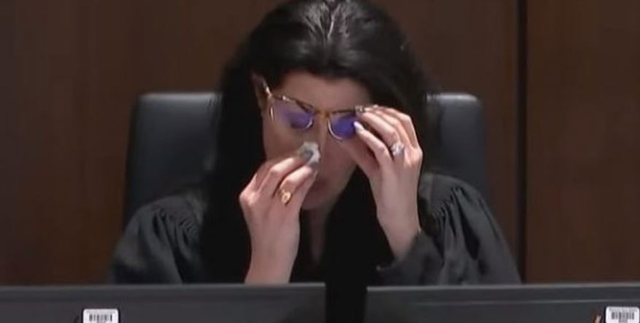 Gjykatësja shpërthen në lot gjatë seancës