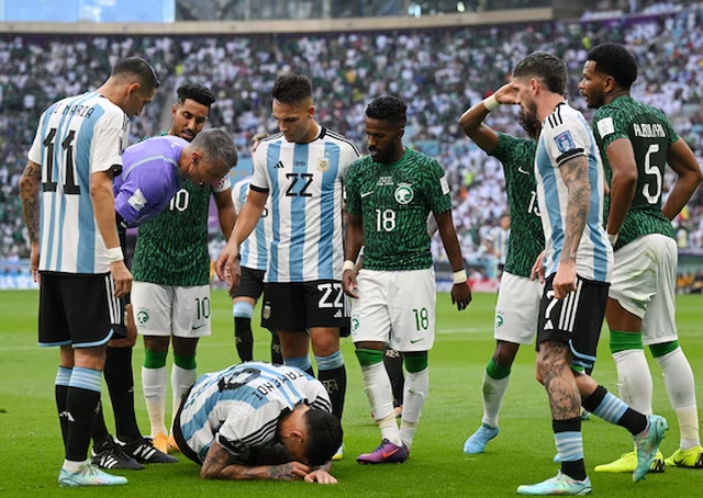 E pabesueshme/ Argjentina humbet në debutim, Arabia Saudite bën surprizën e madhe