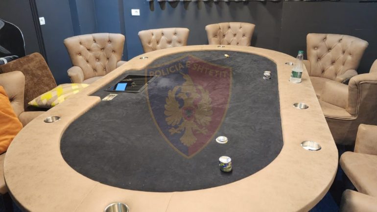 “Poker” arreston 17 persona në Tiranë, në pranga dhe tre të rinjtë nga Durrësi, policia: Sekuestrohen mijëra euro e paund