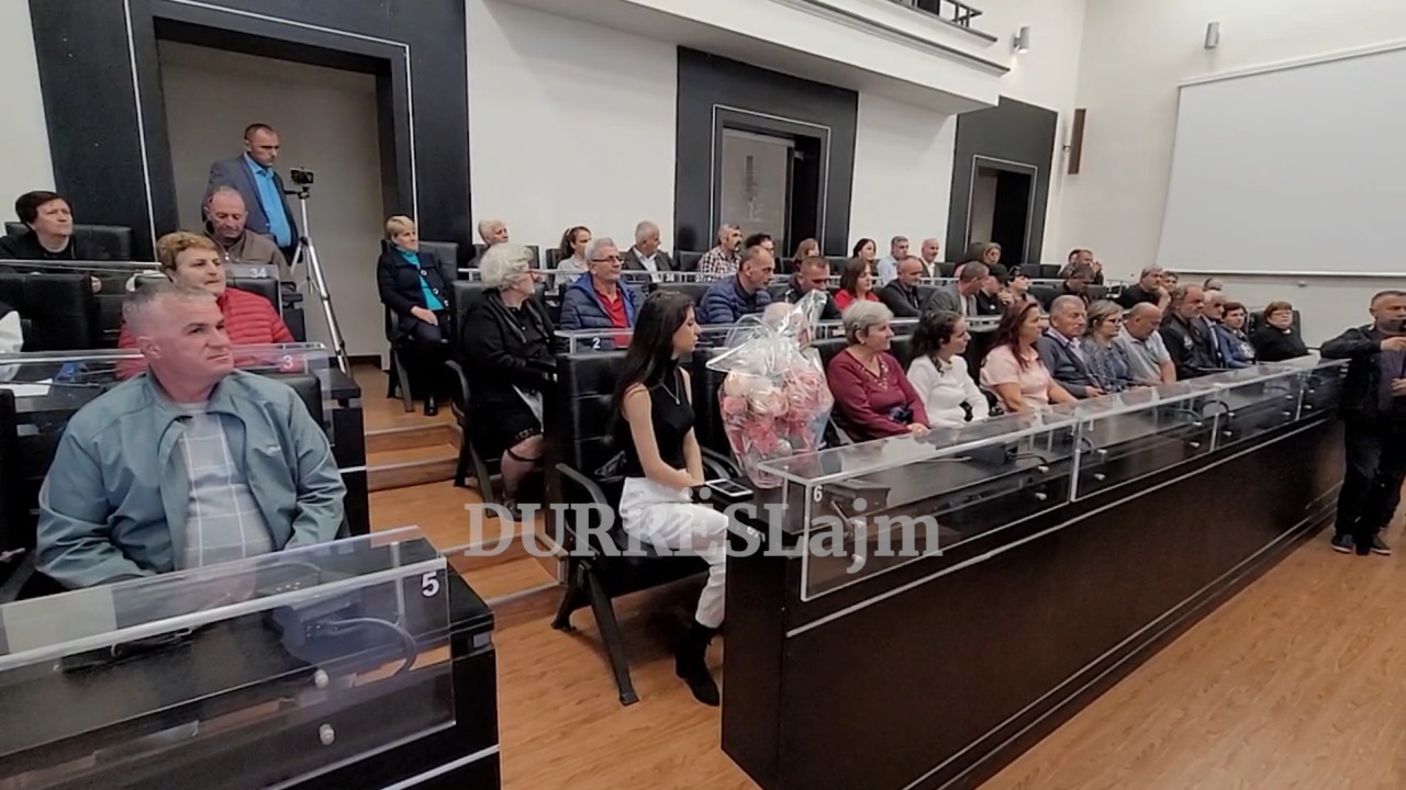 Durrës, hidhet shorteu publik, 24 familje u gëzohen apartamenteve të reja (VIDEO)