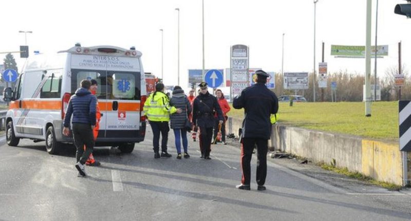 Krim në familje/ 56-vjeçari vret gruan me thikë në sy të djalit, më pas vetëvritet në autostradë