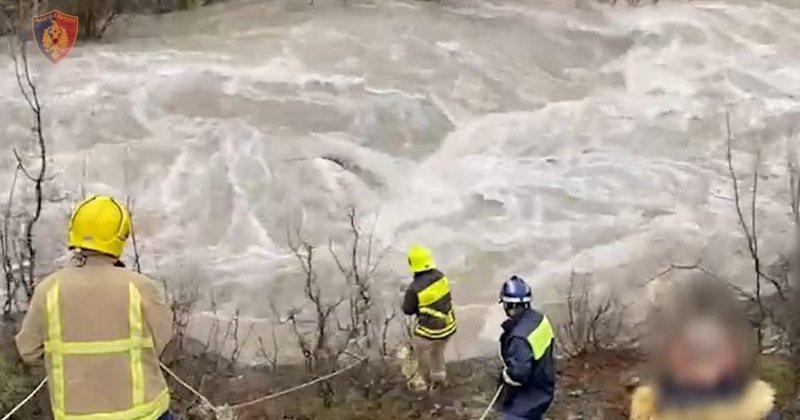 Tragjedia që tronditi vendin/ Makinën e mori uji, ende asnjë shenjë për babë e bir në Shkrel