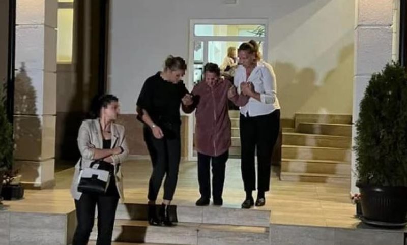 E moshuara që u dhunua nga infermierja del nga qendra në Pejë, zbardhet kërkesa e familjarëve të saj