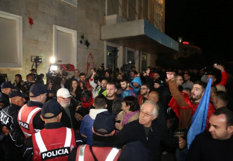 U mor zvarrë në protestë, reagon policia për të shoqëruarin: Ka probleme të shëndetit mendor, kishte thikë me vete