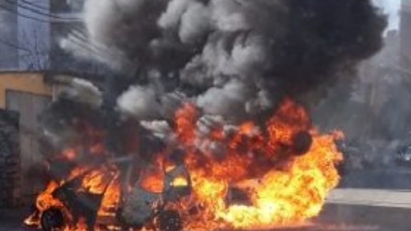 Zjarr në një servis automjetesh, digjen dy makina, detajet e para