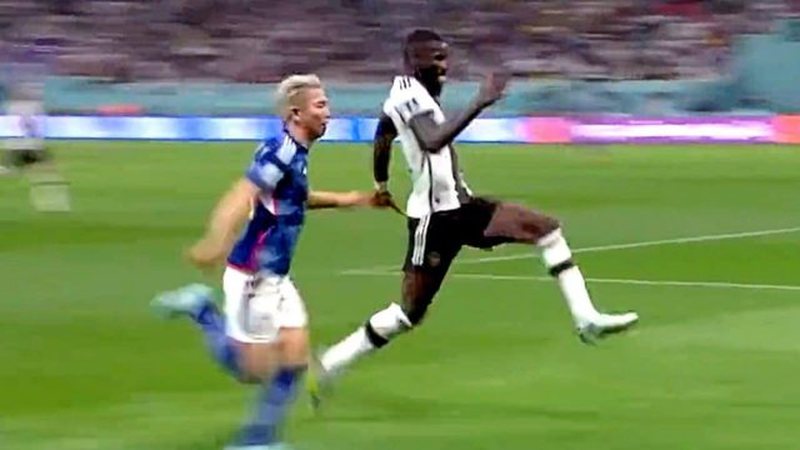 Pamjet epike! Shikoni momentin kur mbrojtësi gjerman tallet me lojtarin e Japonisë, ai “hakmerret” duke bërë gol (VIDEO)