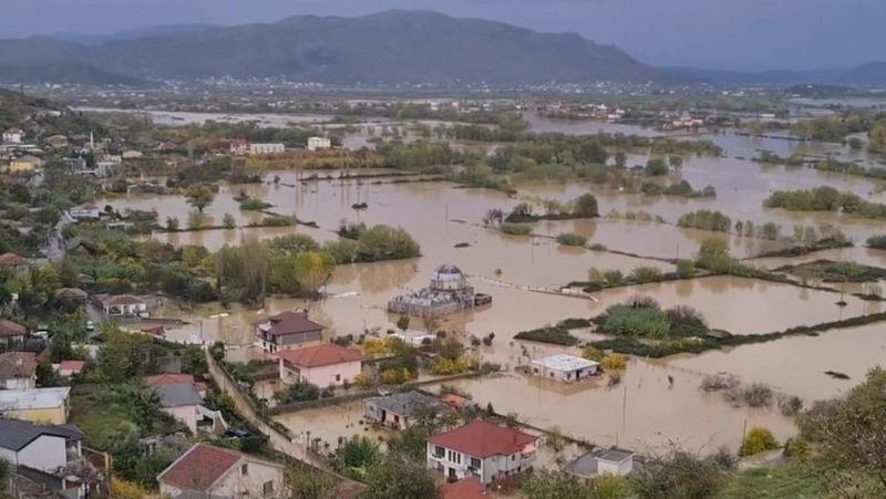 &#8220;Qeveria t’i fshijë lotët popullit&#8221;, fshati që përmbytet çdo vit, lëvizet vetëm me varka e automjete të larta