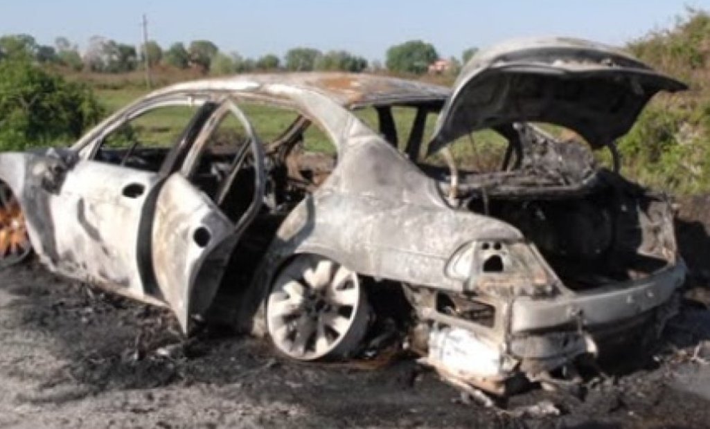 Digjet një makinë në Kamzë, dëmtohen dhe dy automjete të tjera