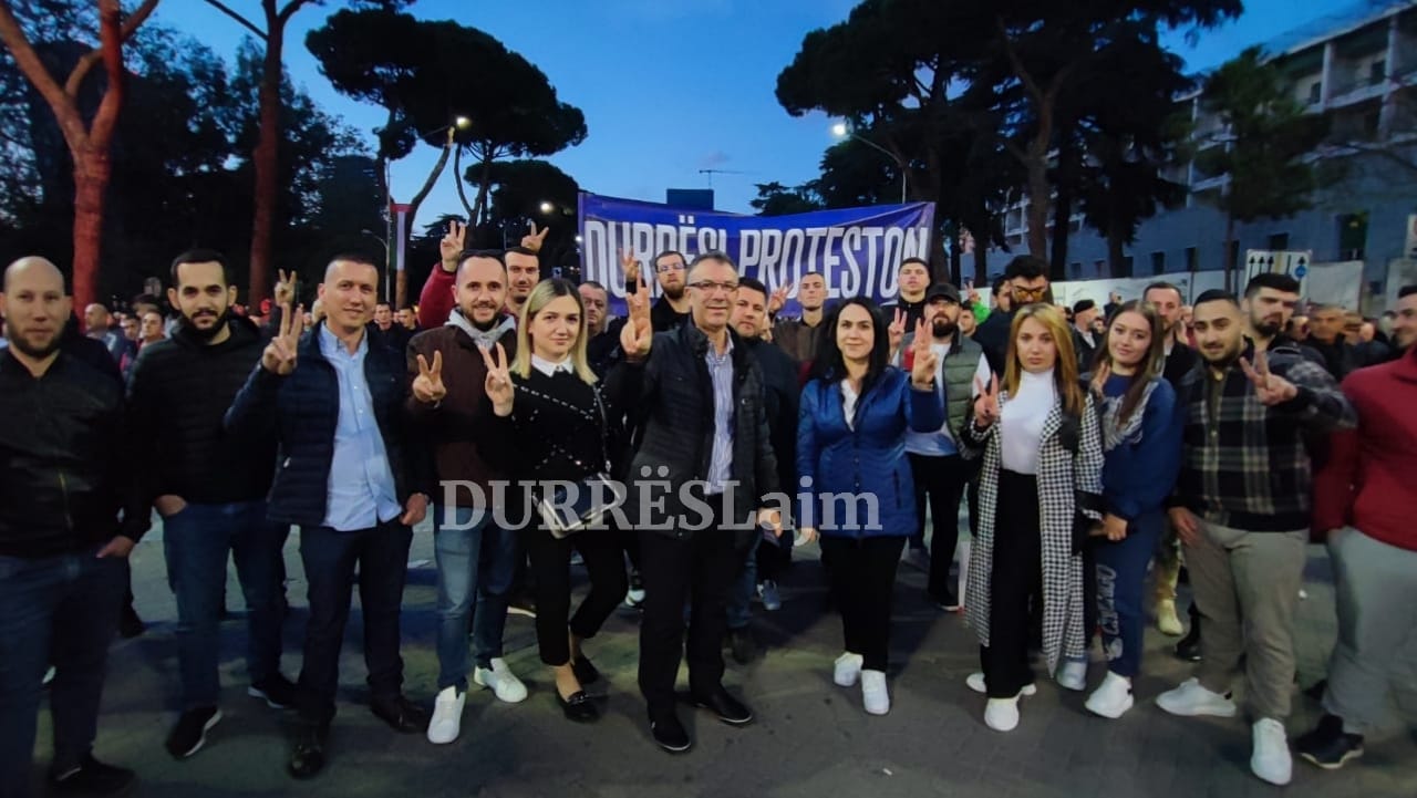 FOTOLAJM/ Kush janë demokratët durrsakë, që i janë bashkuar protestës në Tiranë