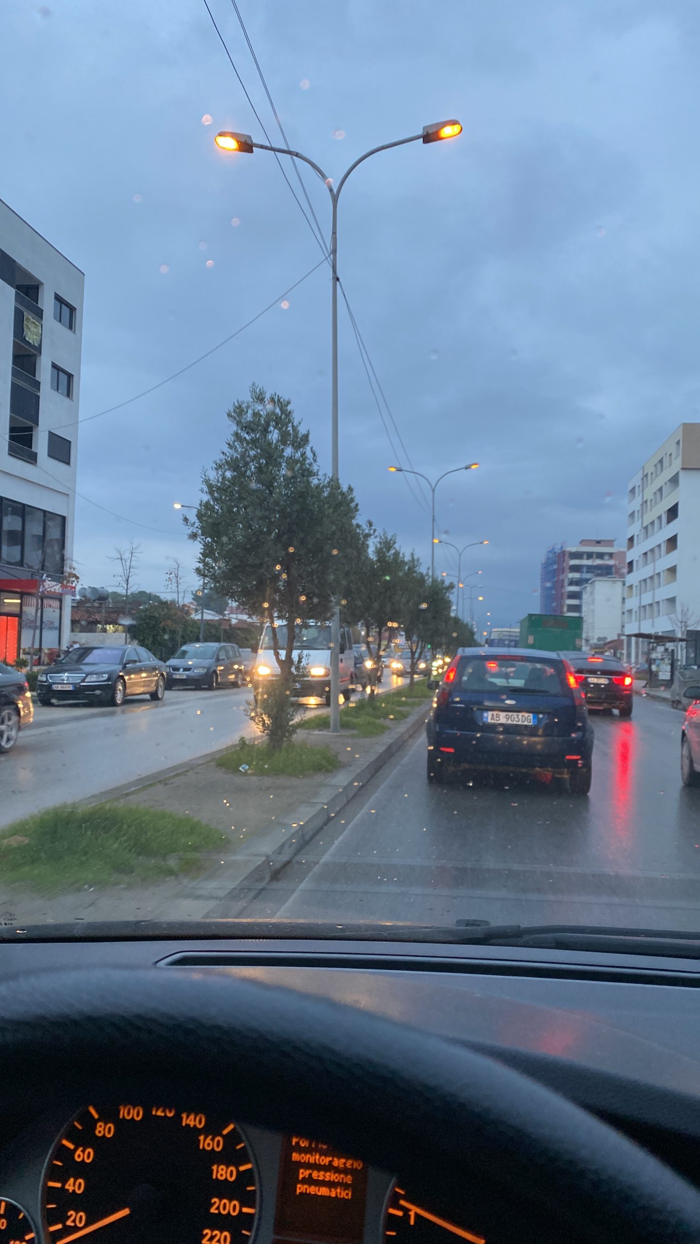 U rrëzua nga kati i dytë i banesës, vdes e moshuara