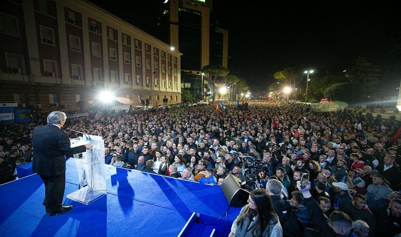“Bast i rrezikshëm”, politologu “zbërthen” protestën e Berishës: Ja 5 risqet e 6 dhjetorit