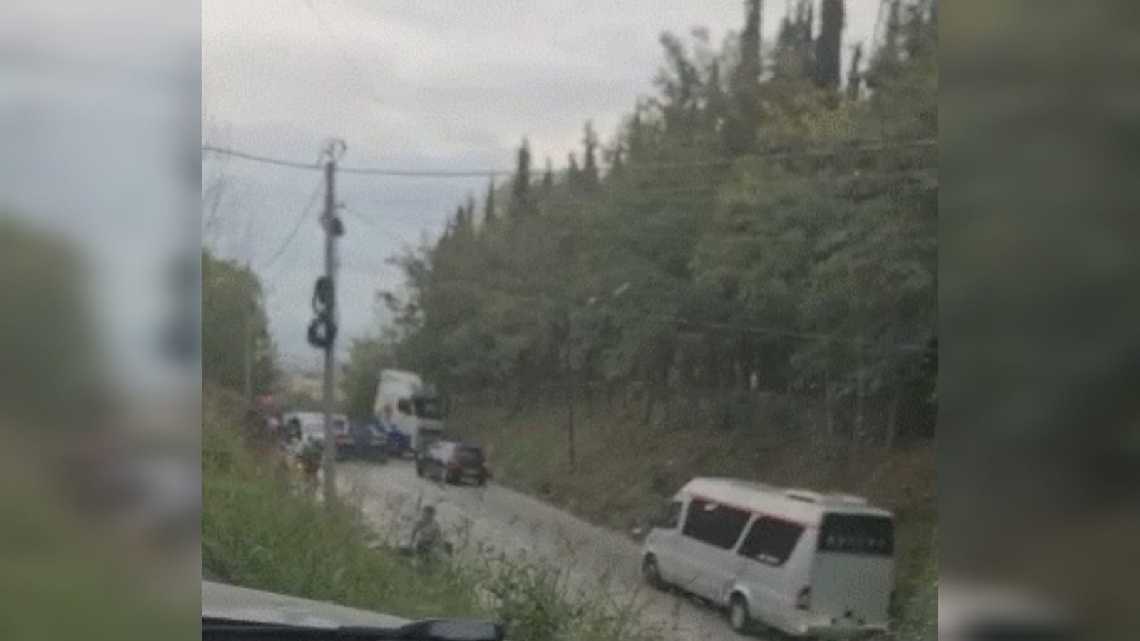 Aksident në Durrës, drejtuesi i kamionit humb kontrollin dhe del nga rruga