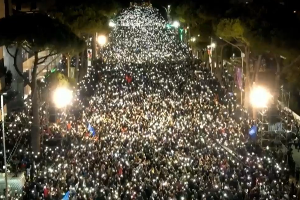 Fiken dritat në shesh, protestuesit përgjigjen “dhëmbë për dhëmbë”