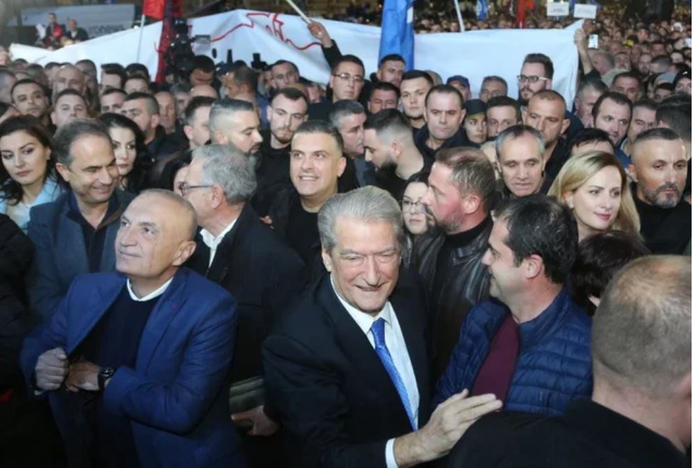 Bardhi e Alibeaj mungojnë, kush janë politikanët që kanë shkuar në protestë?