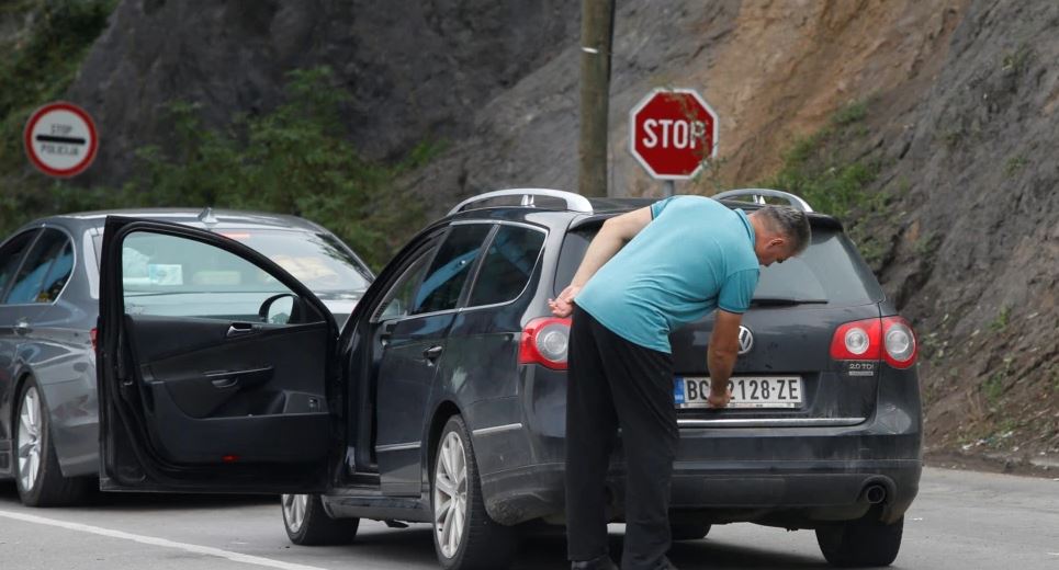Tensionet për “reciprocitetin”, digjet një makinë me targa serbe në veri të Kosovës! Çfarë pritet të ndodhë
