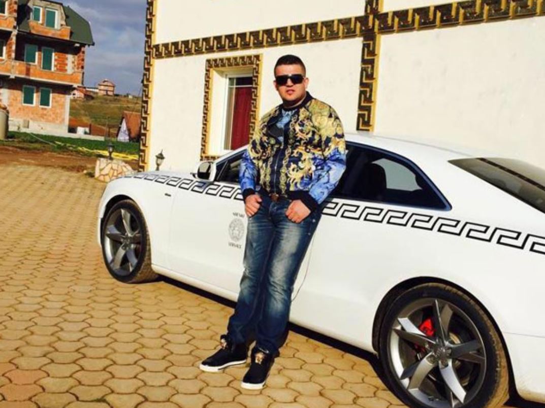 Karrige e veshur në ar dhe me dedikimin “Mbreti”/ Njihuni me shqiptarin milioner në “Tik Tok”, shpenzoi 1 milion USD për fiksimin që ka